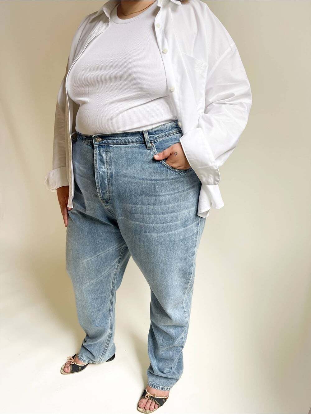 Djerf Avenue Relaxed Jeans 34 Light Wash High Rise Straight Leg Soft Denim Chic